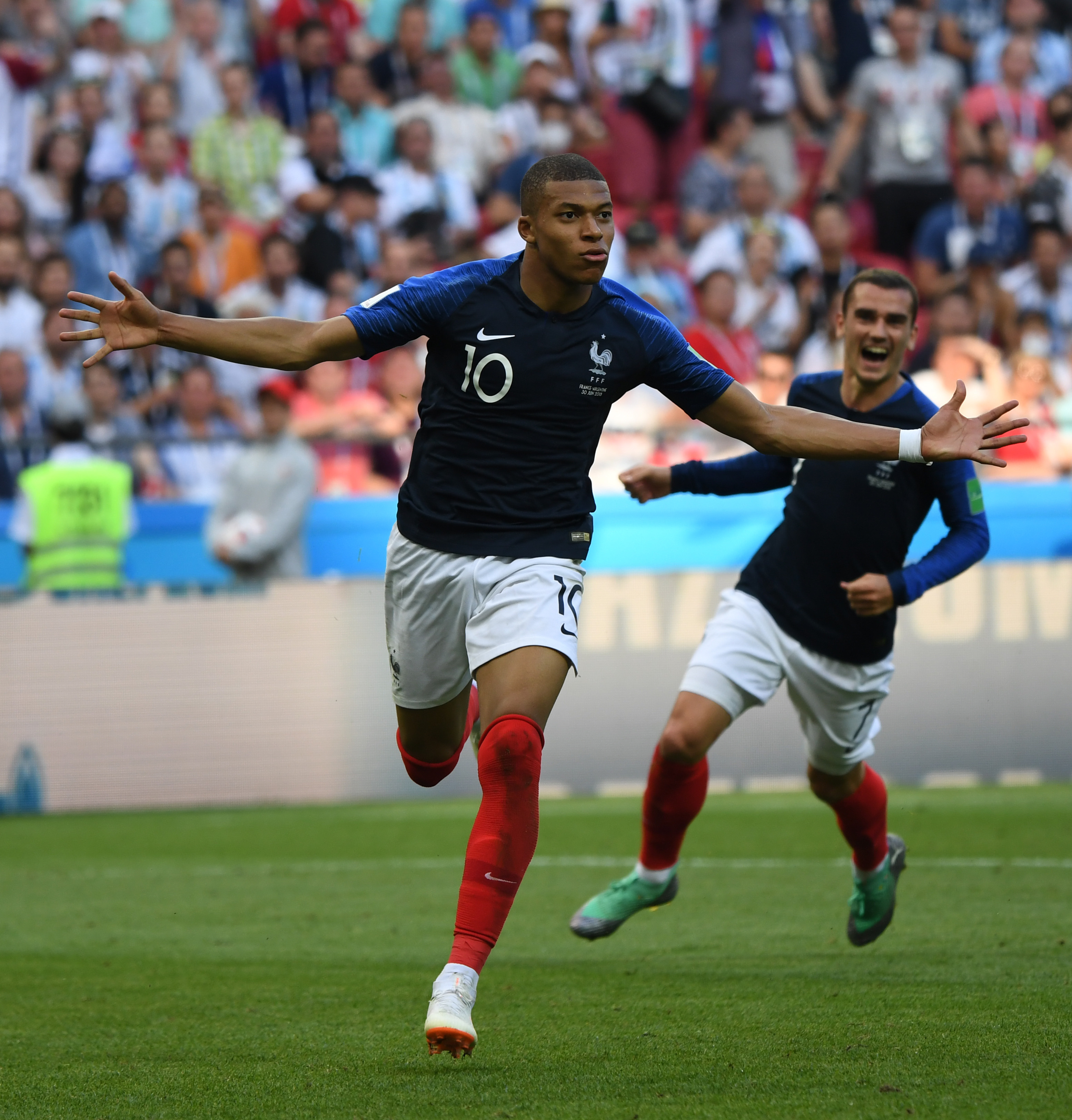 阿贾克斯临时主帅：本菲卡第一球是越位的，这不应该发生