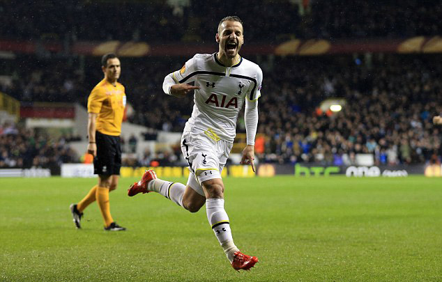 AC米兰通过老将策略增强阵容，引进莫德里奇和蒂亚戈-席尔瓦，弥补后防不足，延续稳定表现。