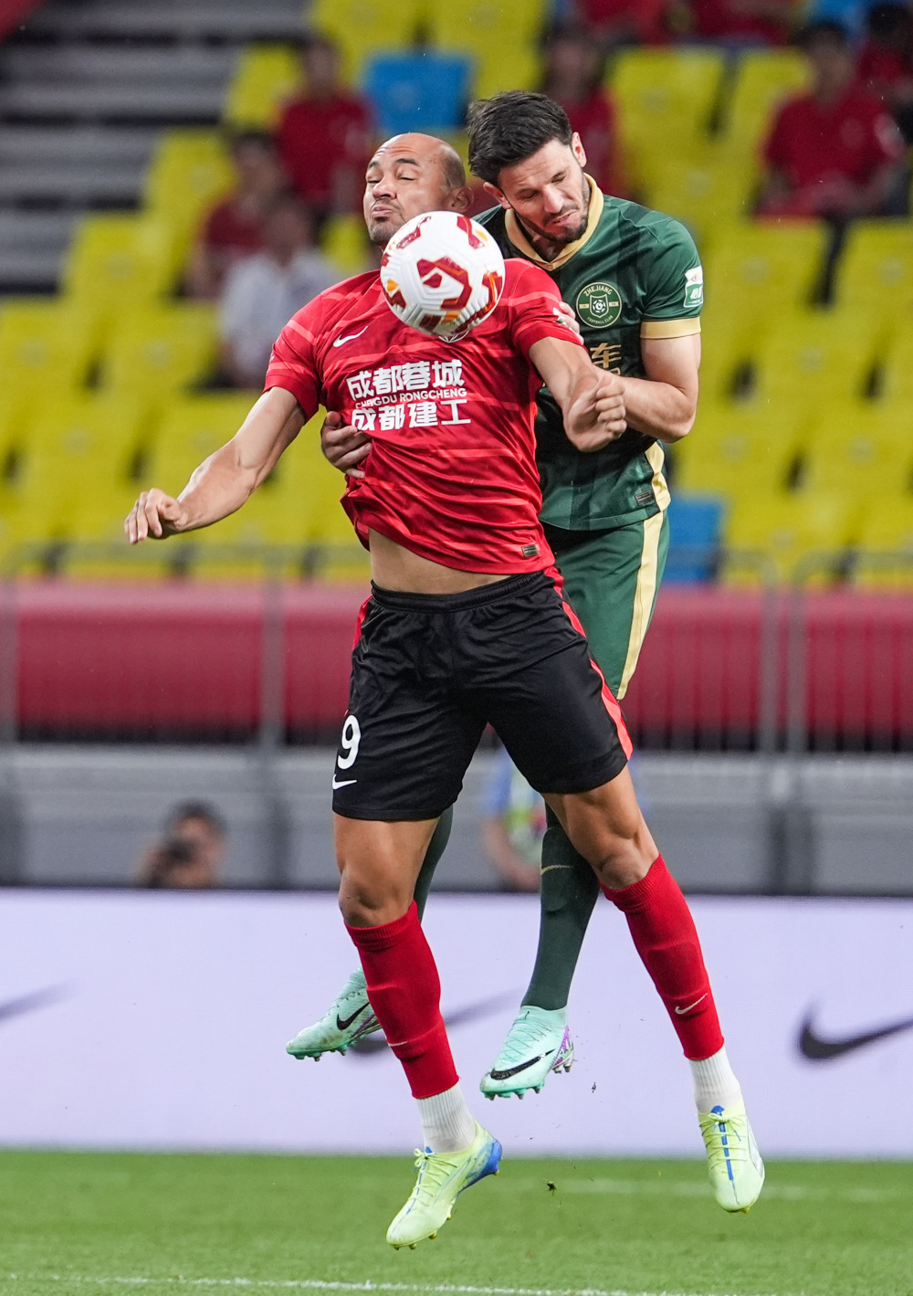 塞维利亚球员：我没啥好说的，裁判的判罚年年都是这样（塞维利亚球员吐槽：裁判判罚年年如此，我已无话可说）