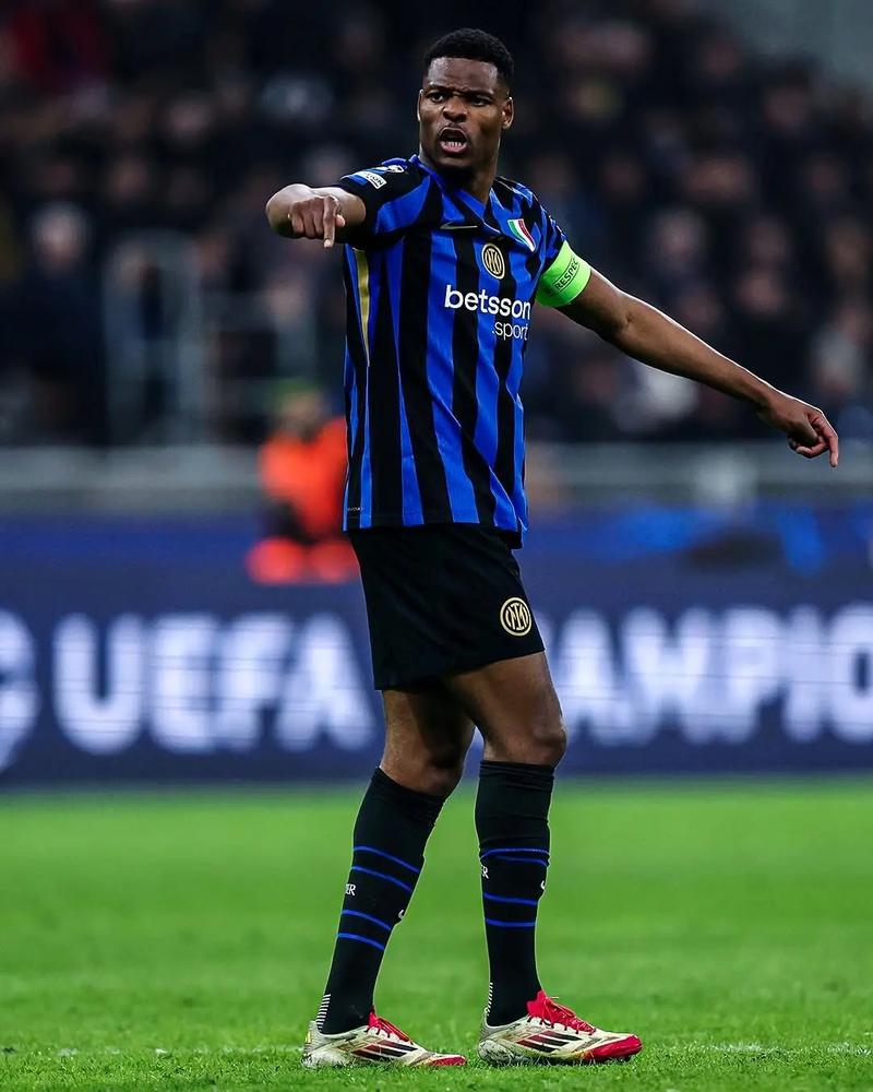 差点成为罪人，马尔基尼奥斯决赛下半场送点+面对绝杀良机“解围”（马尔基尼奥斯险成罪人：决赛下半场送点，绝杀良机却成“解围”）