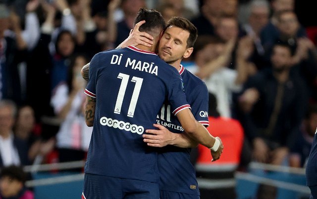 港队主场战新加坡，新加坡球员伤退时担架工作人员忍不住庆祝