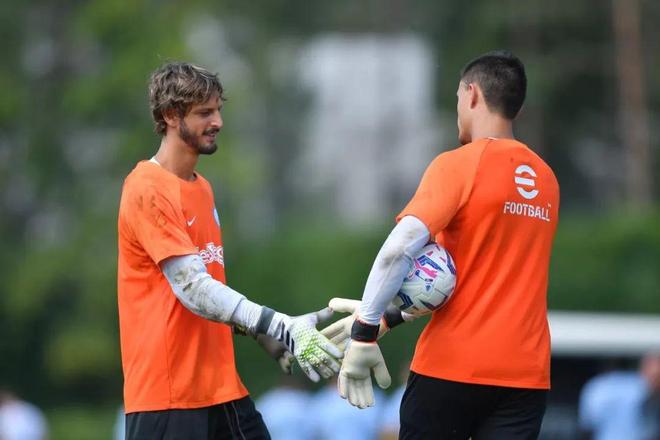 状态提升明显！官方：哈维西蒙斯传射建功，当选热刺2-0布伦特福德全场最佳（官方评全场最佳：哈维西蒙斯传射助热刺2-0布伦特福德，状态回升显著）