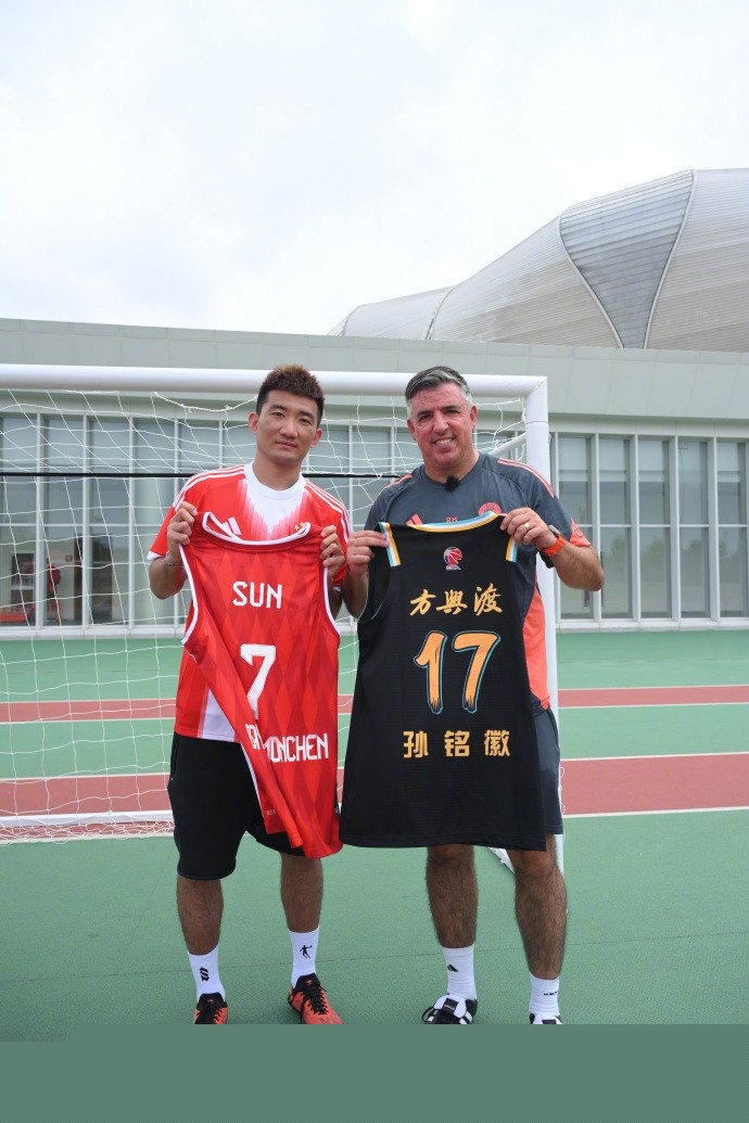 欧冠半场：里奥斯乱战破门，本菲卡暂1-0那不勒斯（欧冠半场：里奥斯混战建功，本菲卡暂以1-0领先那不勒斯）