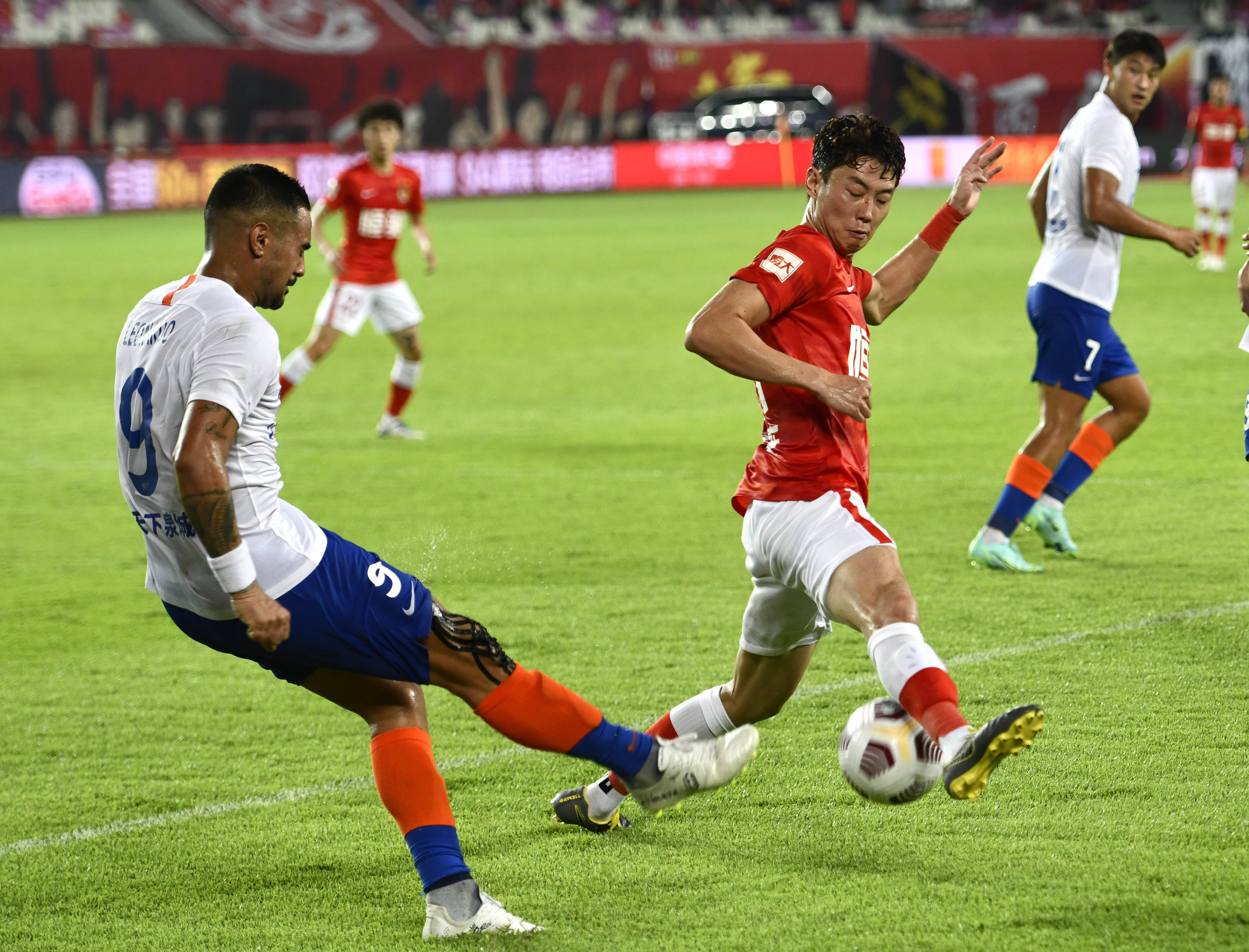 格纳布里：凯恩在防守中表现出色，进球归功于球队定位球教练