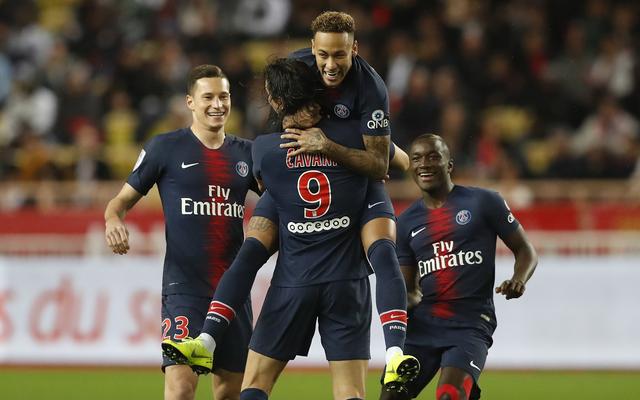 荣耀时刻，网球名将阿尔卡拉斯为迈阿密颁发美职联东部冠军奖杯